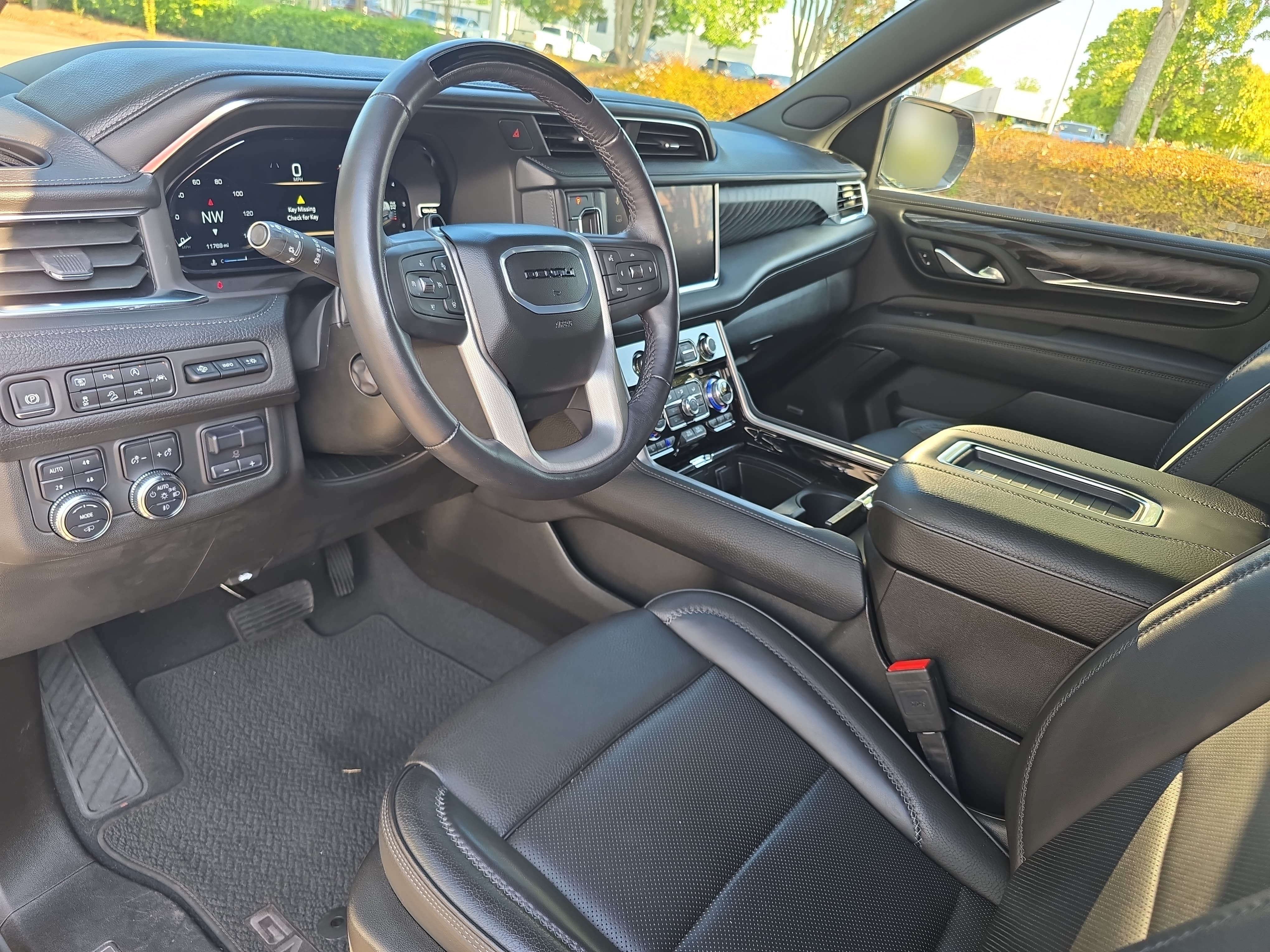 Used 2024 GMC Yukon Denali w/ Advanced Technology Package AWD/4WD image 17
