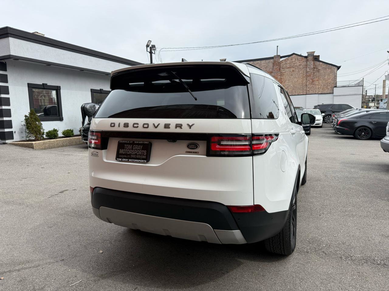 Used 2017 Land Rover Discovery HSE image 3