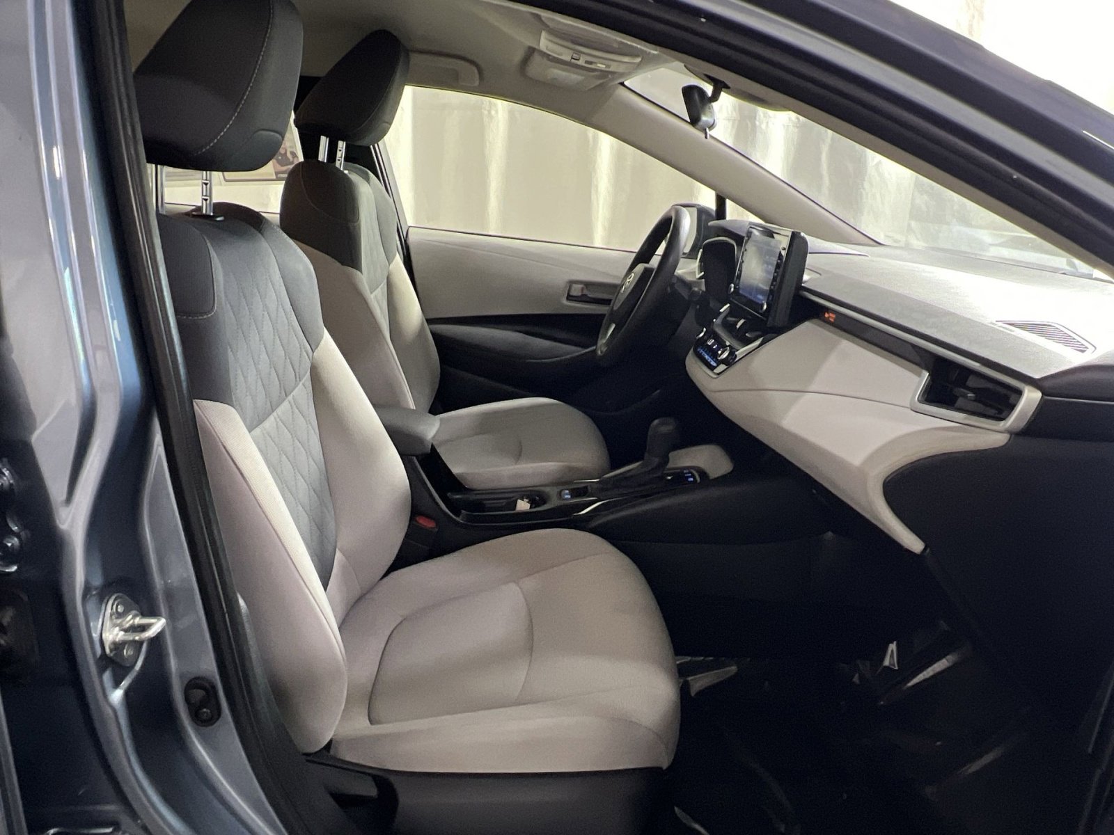 Used 2022 Toyota Corolla LE FWD image 42
