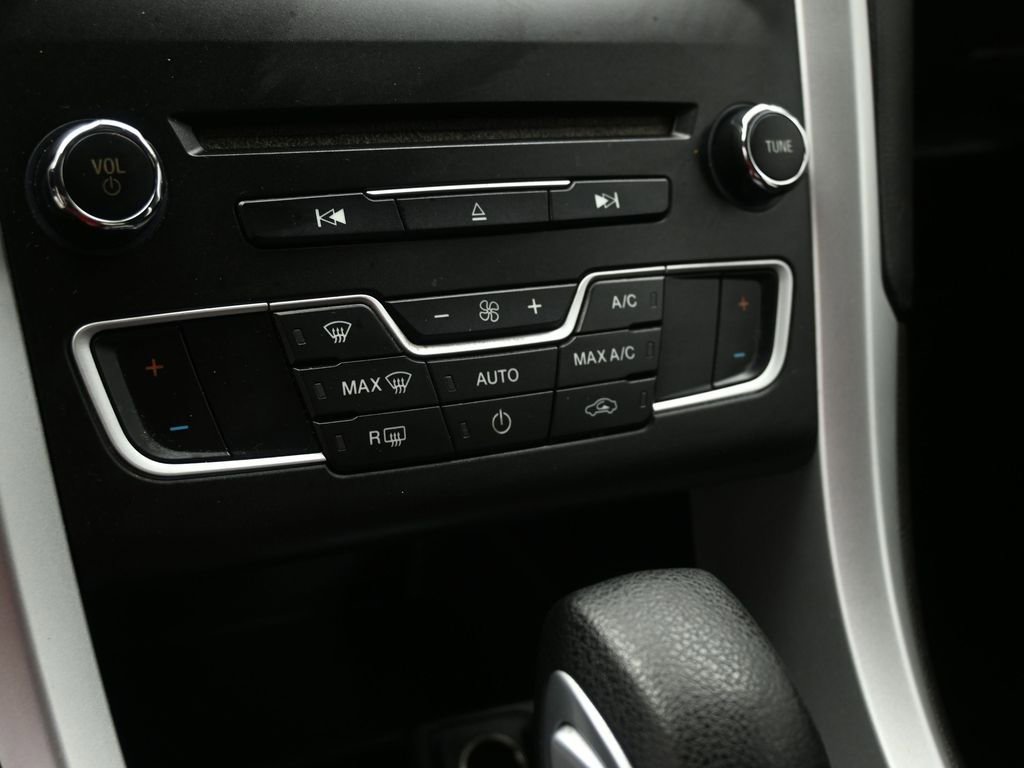 Used 2016 Ford Fusion SE FWD image 15