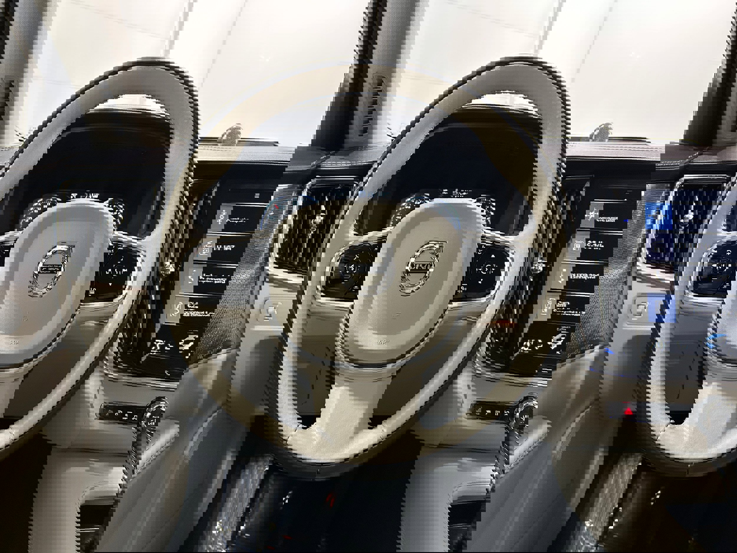 Used 2017 Volvo V90 T6 Cross Country image 12