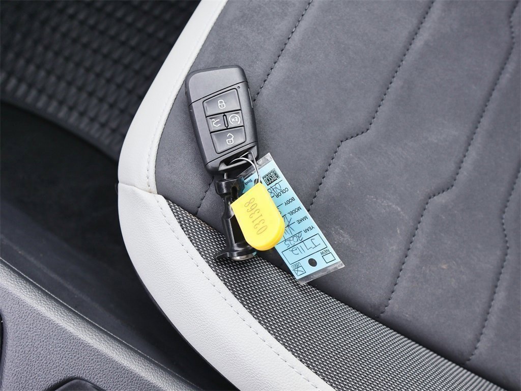 Certified 2025 Volkswagen Taos SE w/ Panoramic Sunroof Package image 26