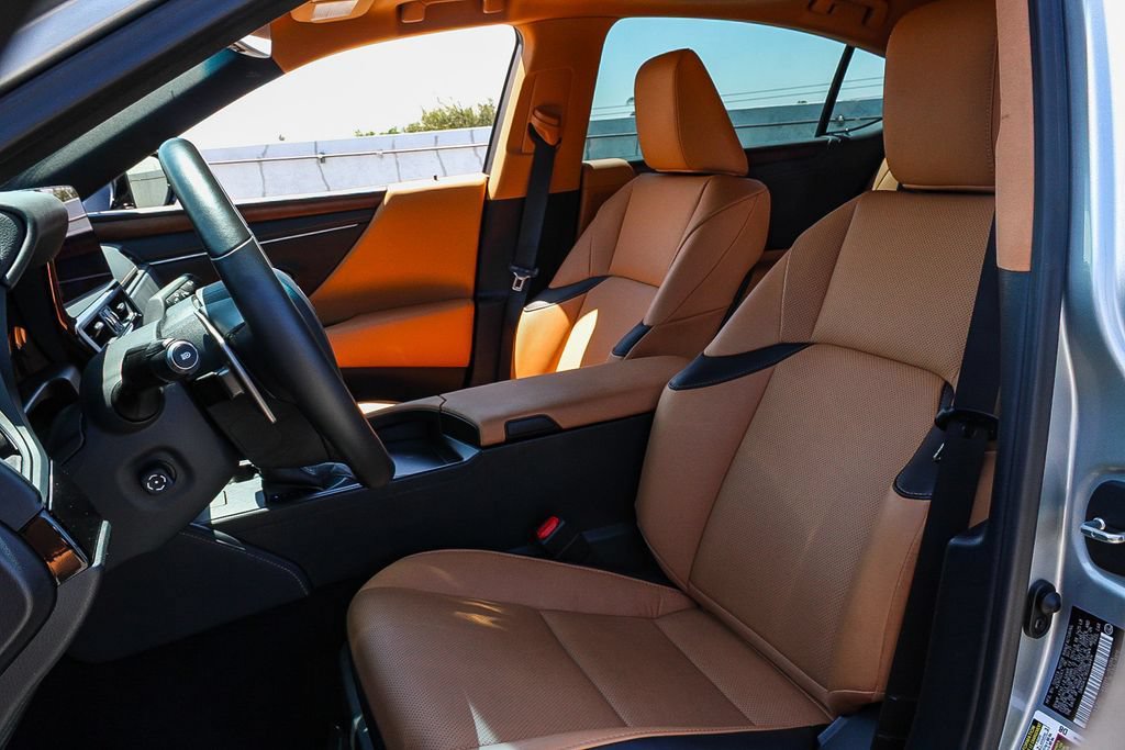 Used 2025 Lexus ES 300h w/ Premium Package FWD image 18