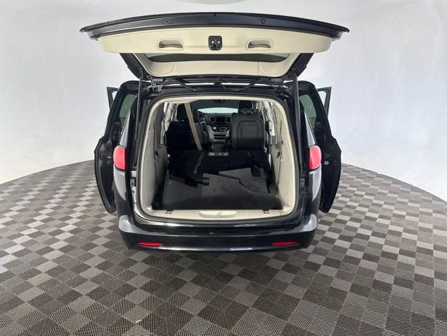 Used 2020 Chrysler Voyager Lxi FWD image 15