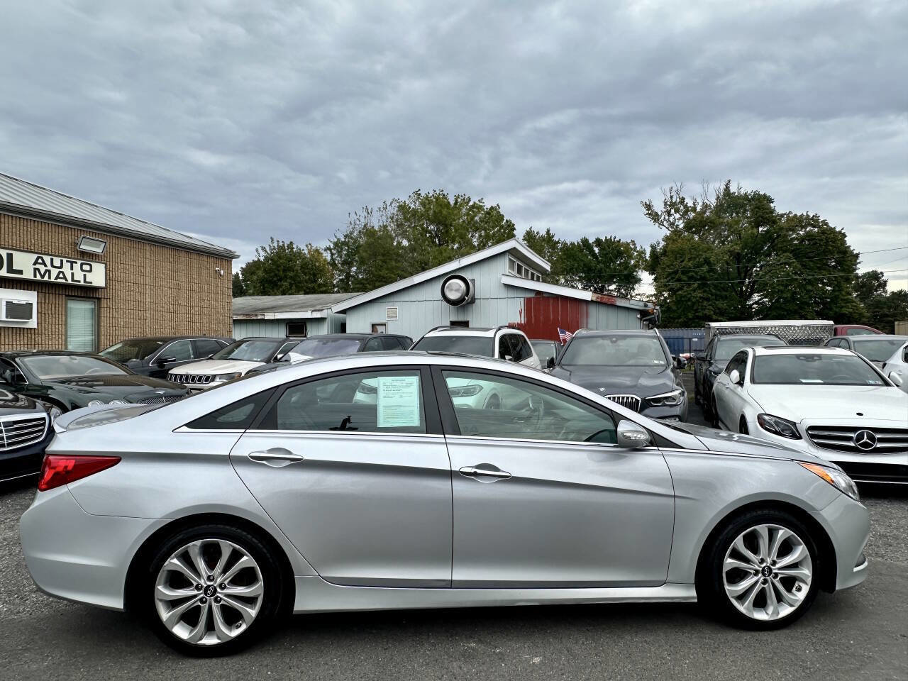 Used 2014 Hyundai Sonata SE w/ Premium Package 04 FWD image 9