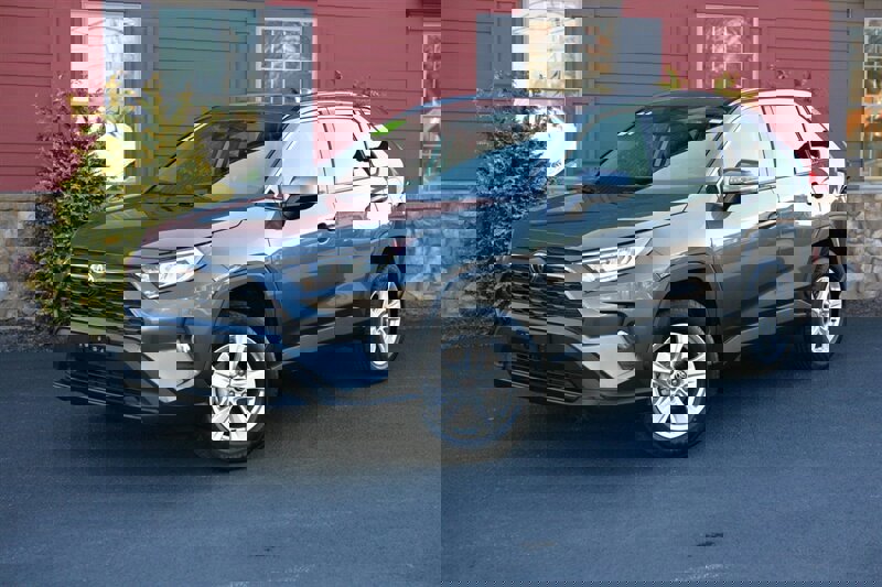 Used 2021 Toyota RAV4 XLE image 1