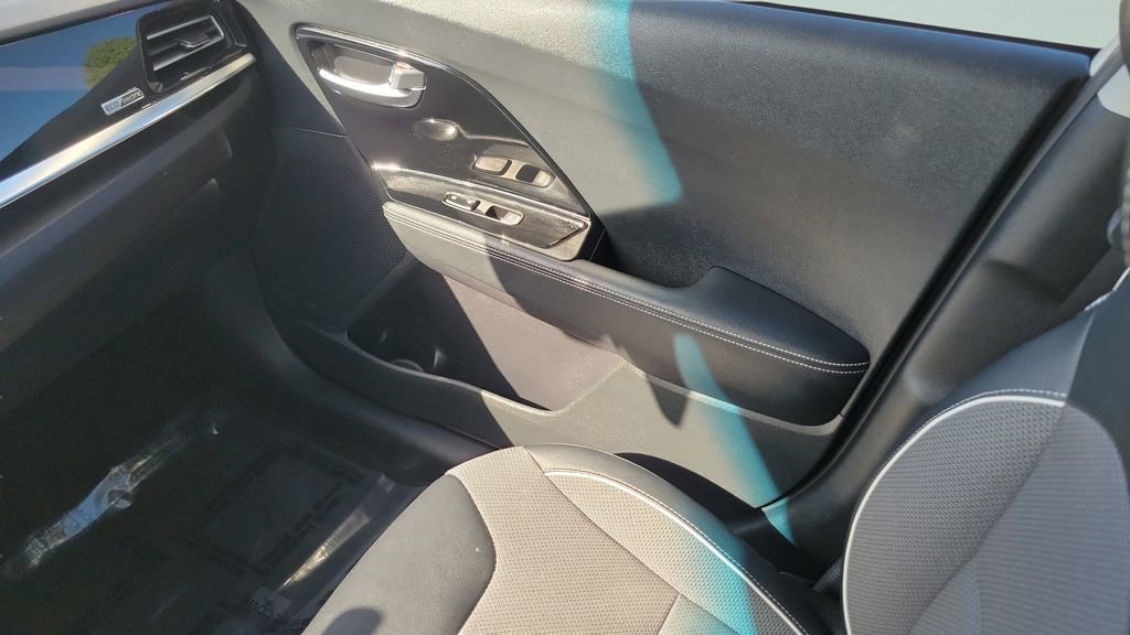 Used 2022 Kia Niro EX w/ Cold Weather Package FWD image 21