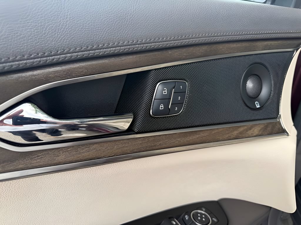 Used 2018 Lincoln MKX Reserve w/ Driver Assistance Package AWD/4WD image 10