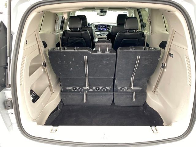 Used 2024 Chrysler Pacifica Touring-L FWD image 19