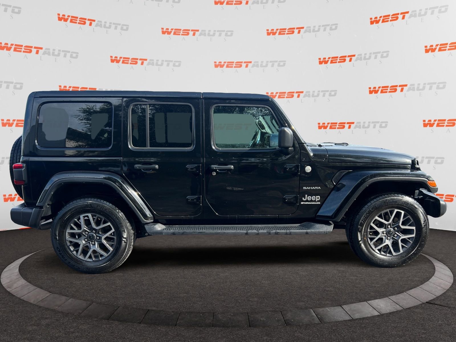 Used 2024 Jeep Wrangler Sahara image 6