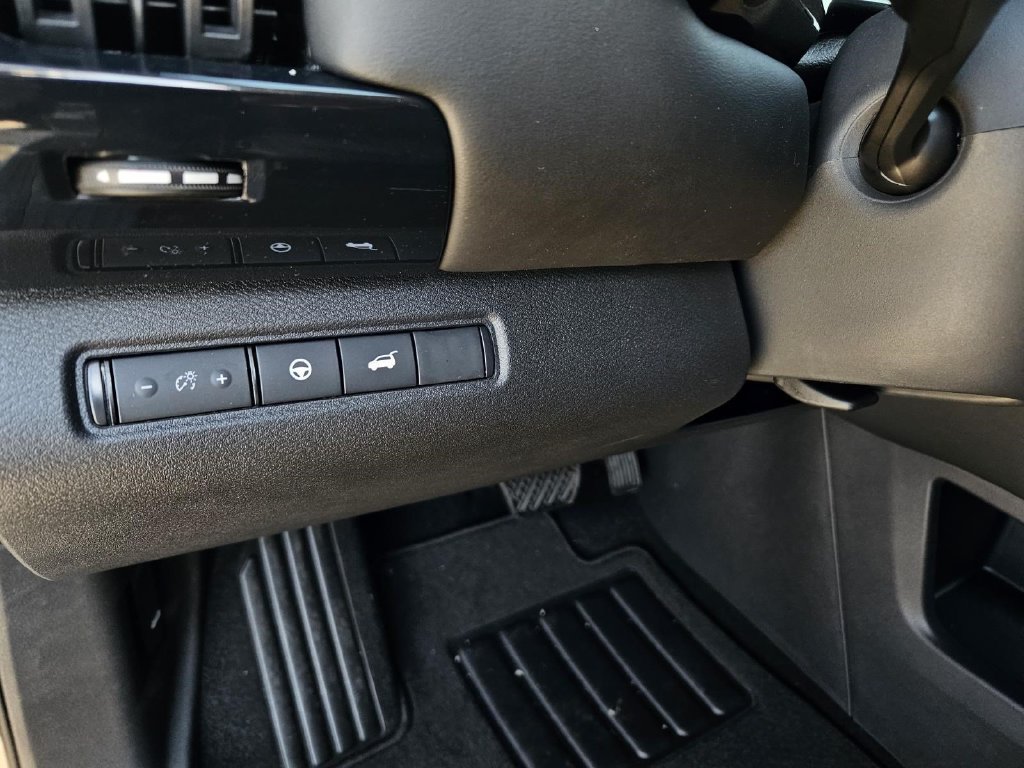 Certified 2026 Nissan Pathfinder SV FWD image 18