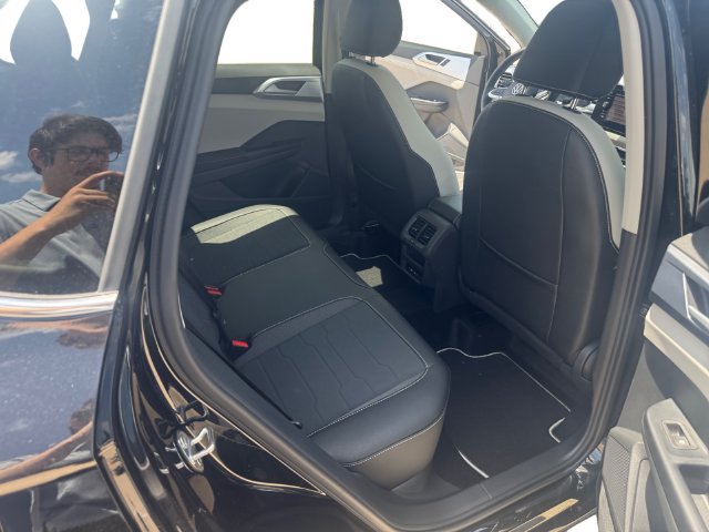 New 2026 Volkswagen Taos SE FWD image 13