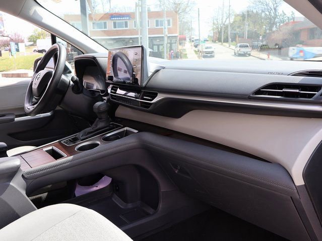 Used 2024 Toyota Sienna LE image 9