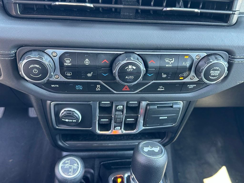 Used 2025 Jeep Wrangler Unlimited Sahara AWD/4WD image 27