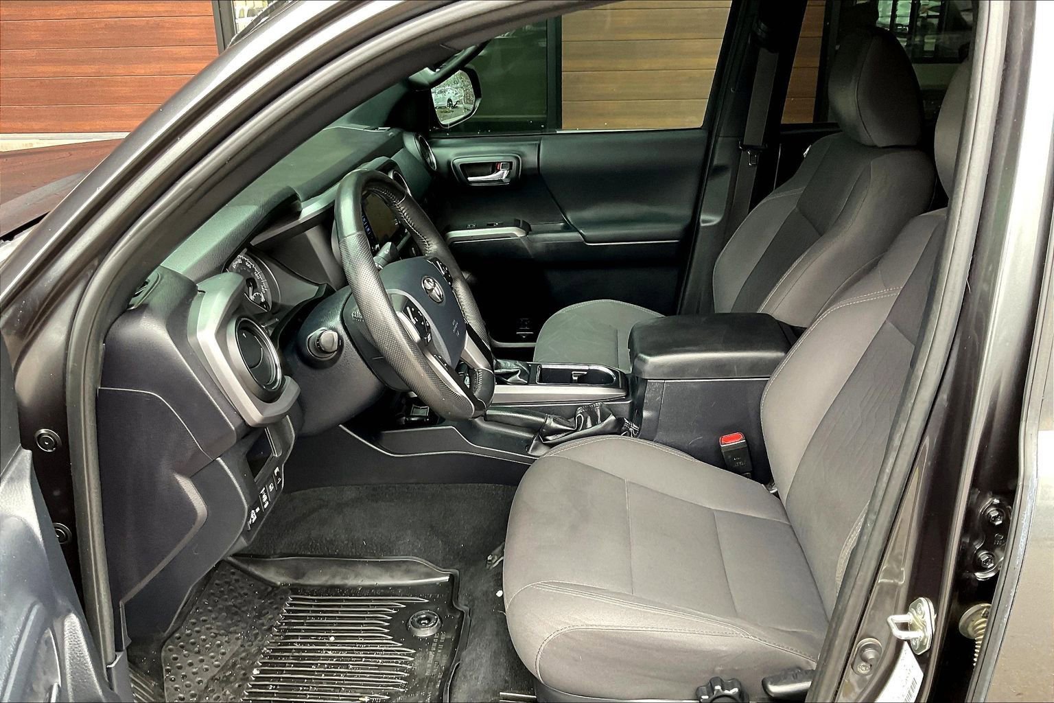 Used 2018 Toyota Tacoma TRD Off-Road w/ Technology Package AWD/4WD image 16