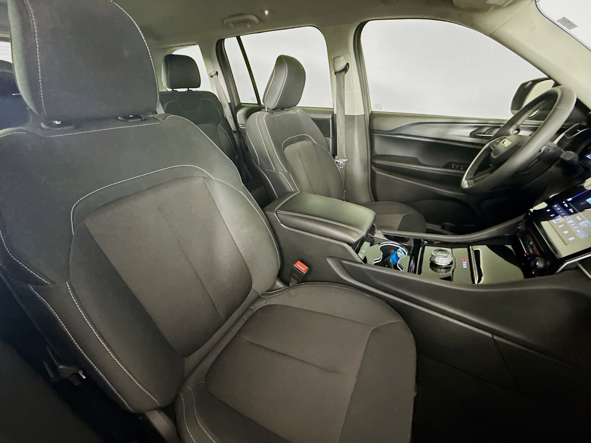 Used 2023 Jeep Grand Cherokee Laredo image 33