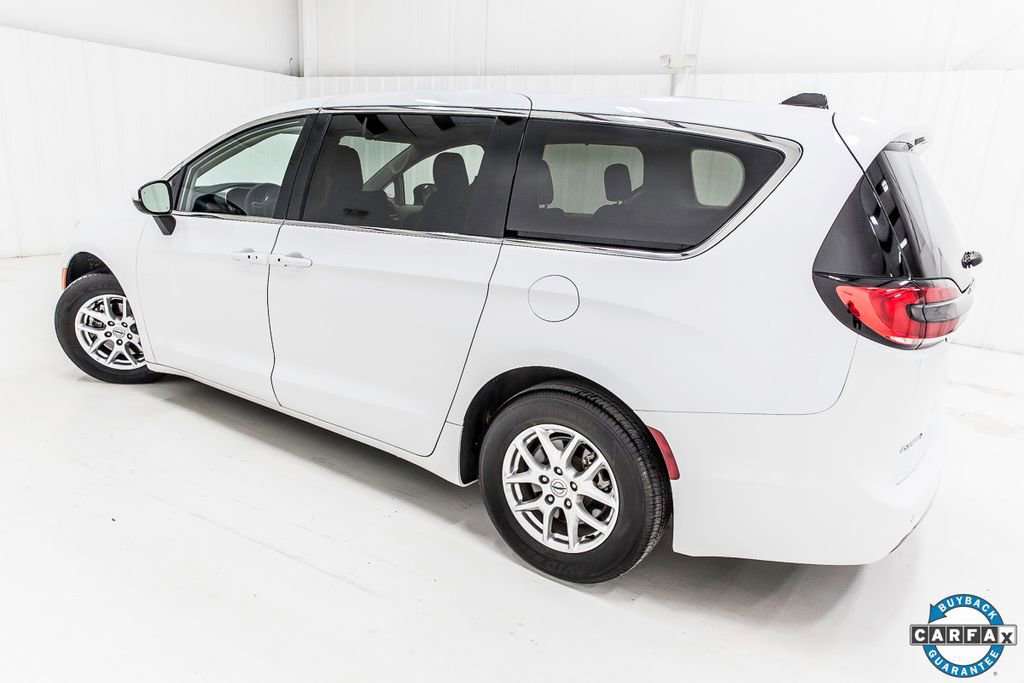 Used 2023 Chrysler Pacifica Touring-L image 4