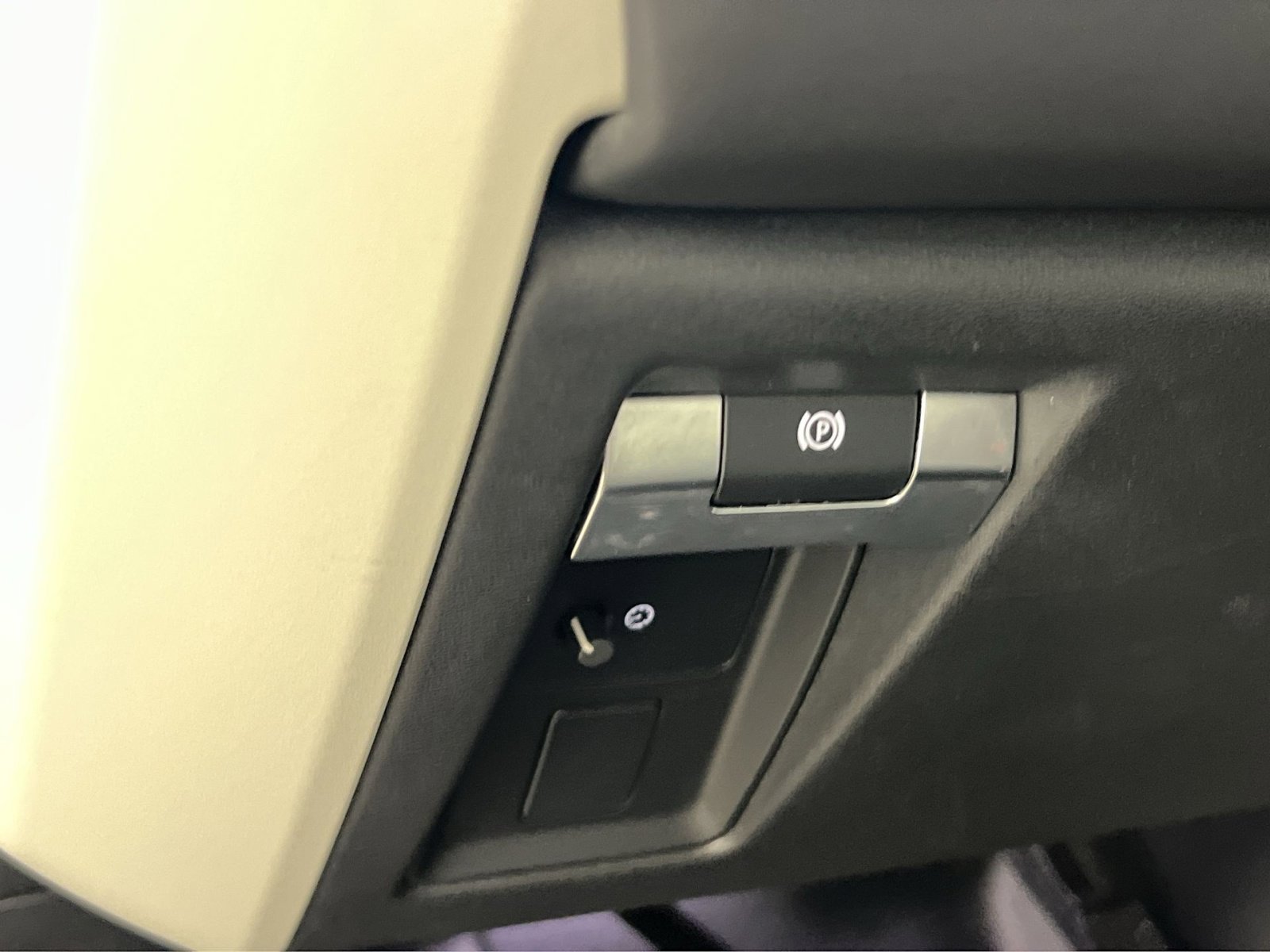 Used 2024 Land Rover Defender 110 S image 31