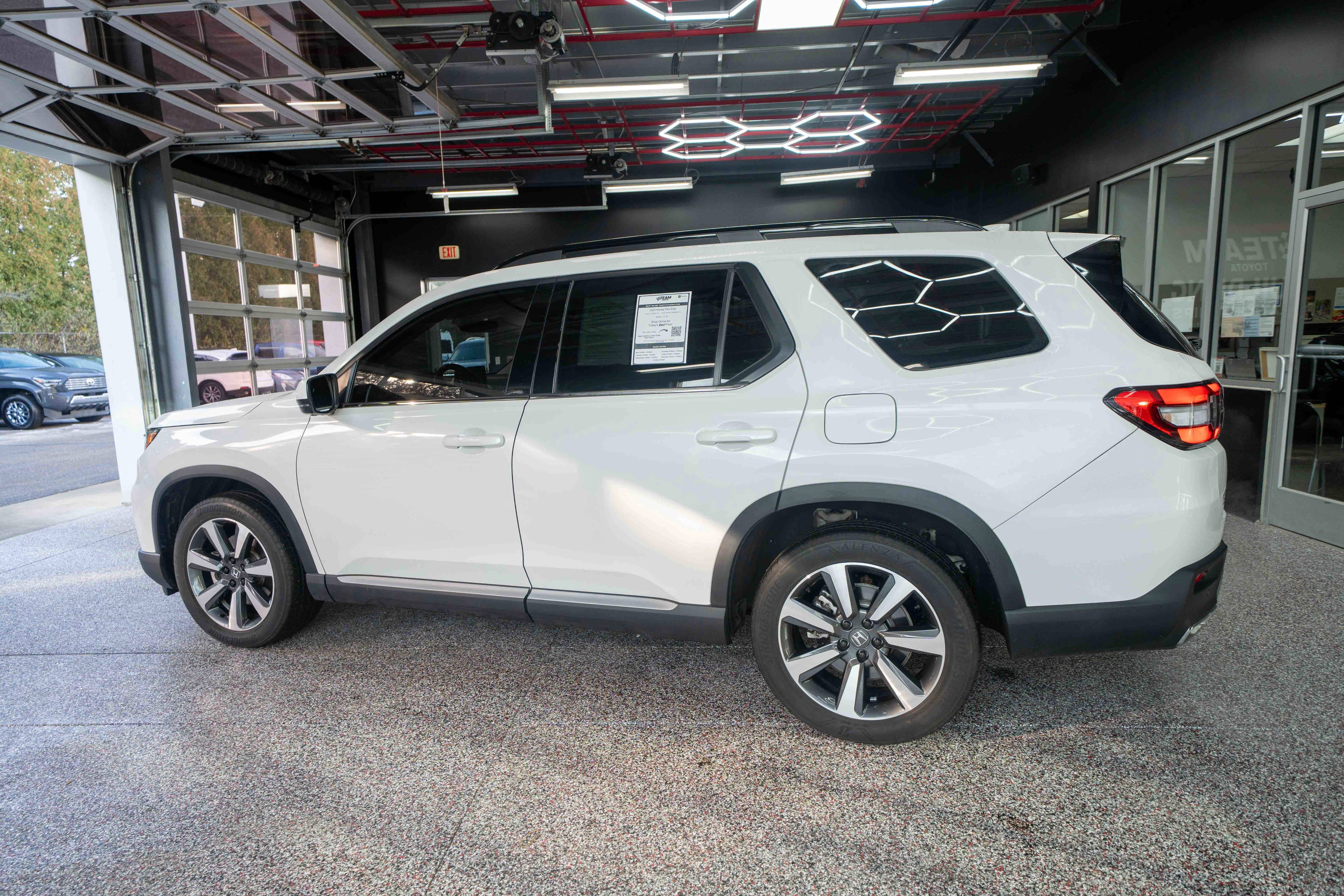 Used 2023 Honda Pilot Elite image 2