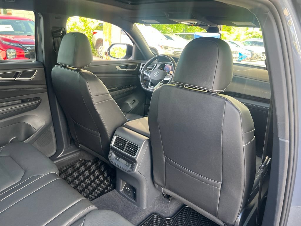 Used 2025 Volkswagen Atlas Cross Sport SEL R-Line AWD/4WD image 16