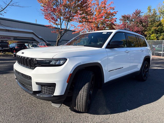 Used 2024 Jeep Grand Cherokee L Laredo AWD/4WD image 3