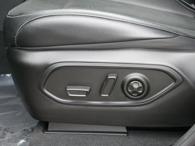 Used 2025 Jeep Grand Cherokee Altitude image 13