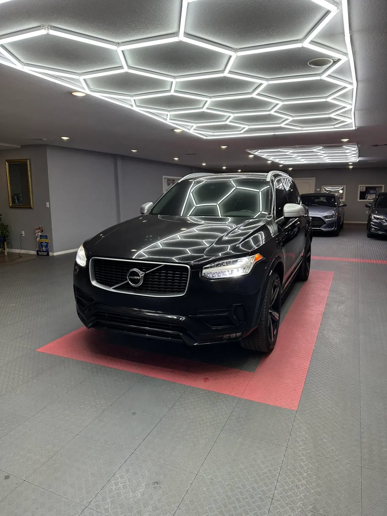 Used 2016 Volvo XC90 T5 R-Design FWD image 2