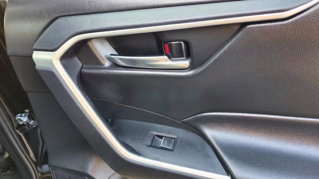 Used 2022 Toyota RAV4 SE w/ Convenience Package image 30