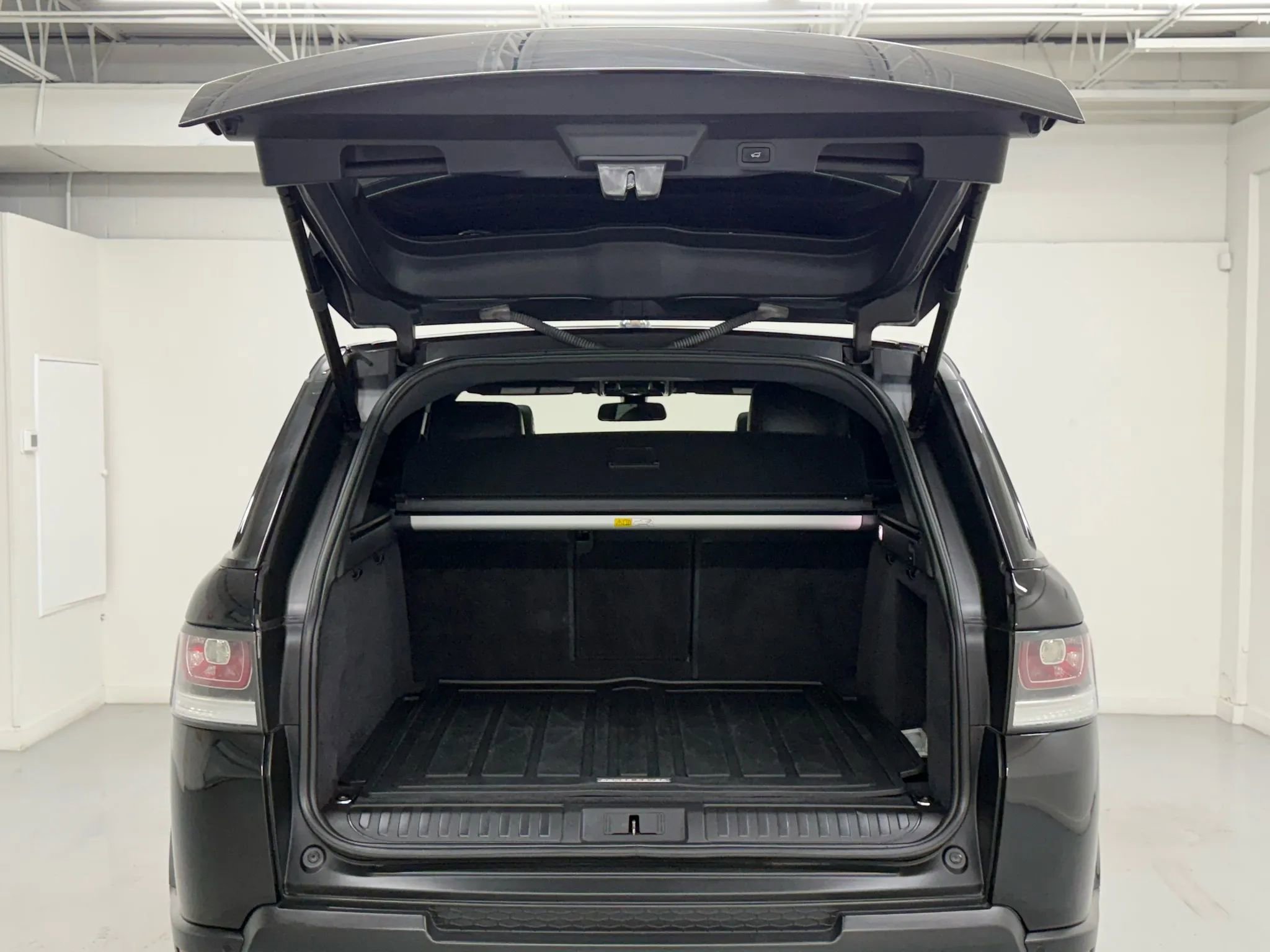 Used 2016 Land Rover Range Rover Sport HSE image 38