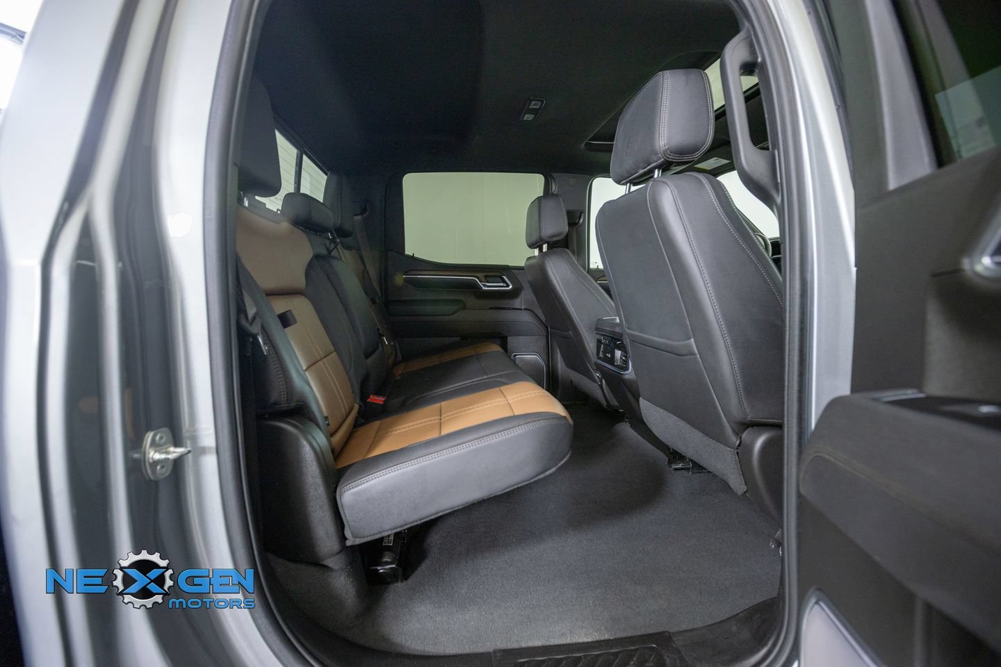 Used 2025 Chevrolet Silverado 1500 High Country w/ Technology Package AWD/4WD image 38