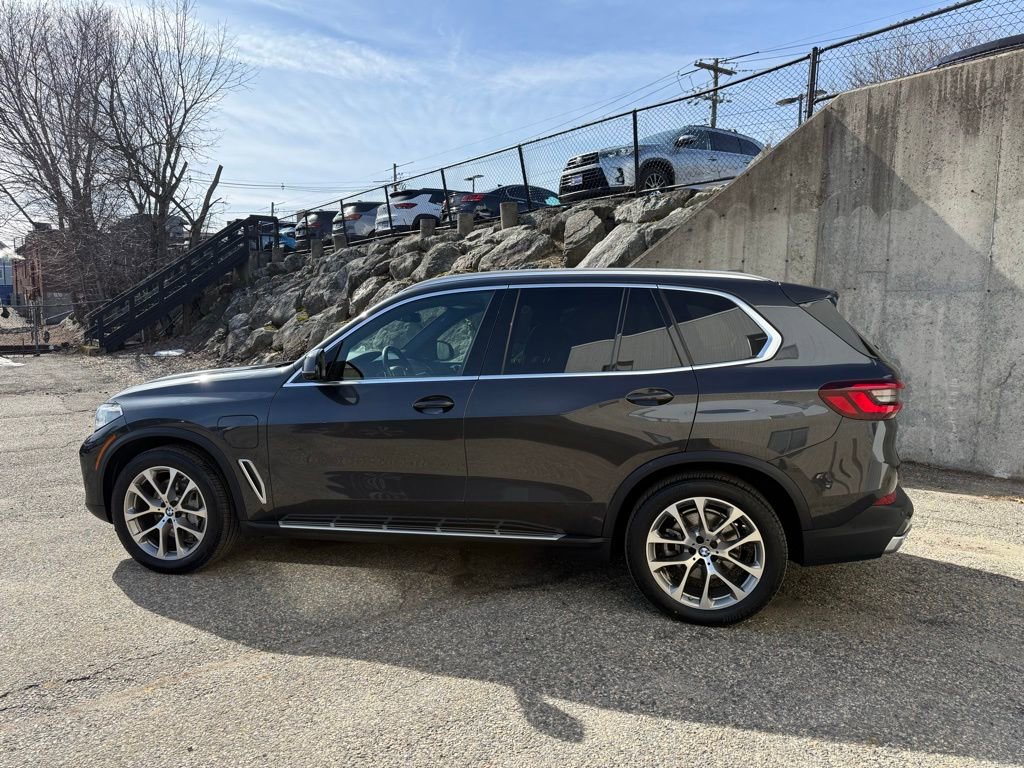 Used 2021 BMW X5 xDrive45e w/ Executive Package image 2