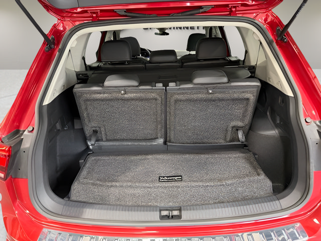 Used 2023 Volkswagen Tiguan SE w/ Panoramic Sunroof Package FWD image 35