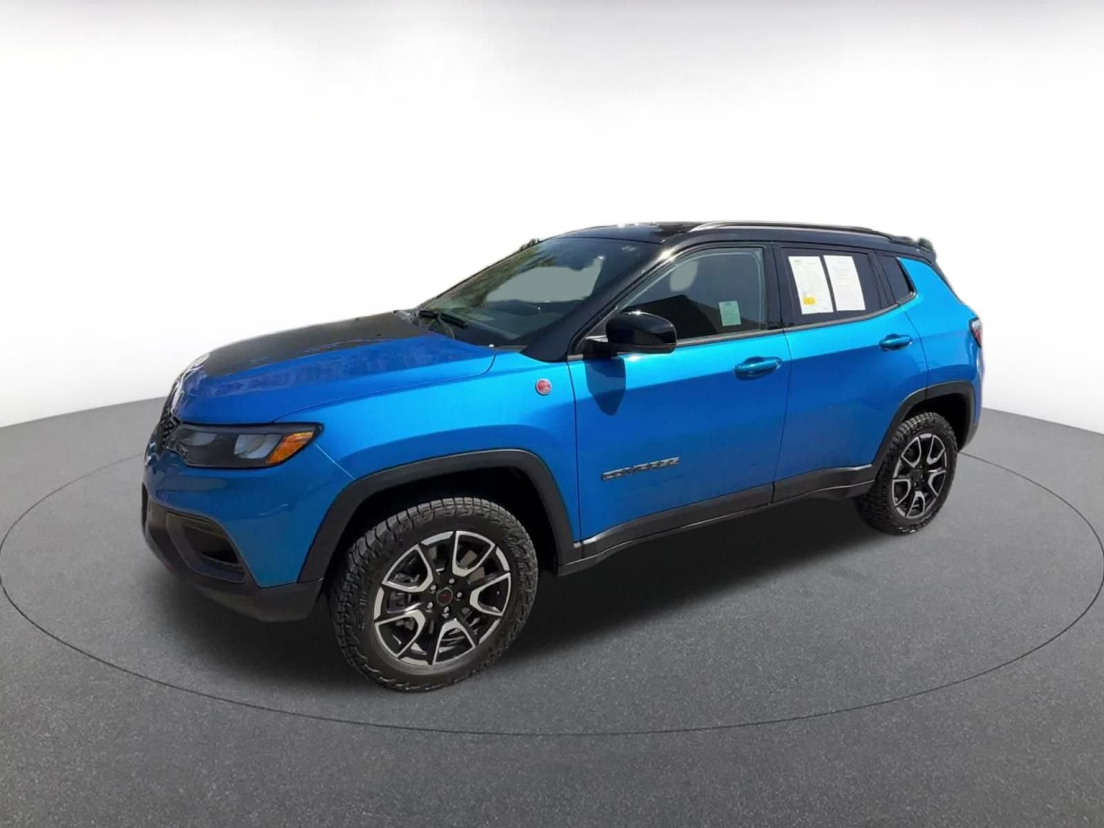Used 2025 Jeep Compass Trailhawk AWD/4WD image 7