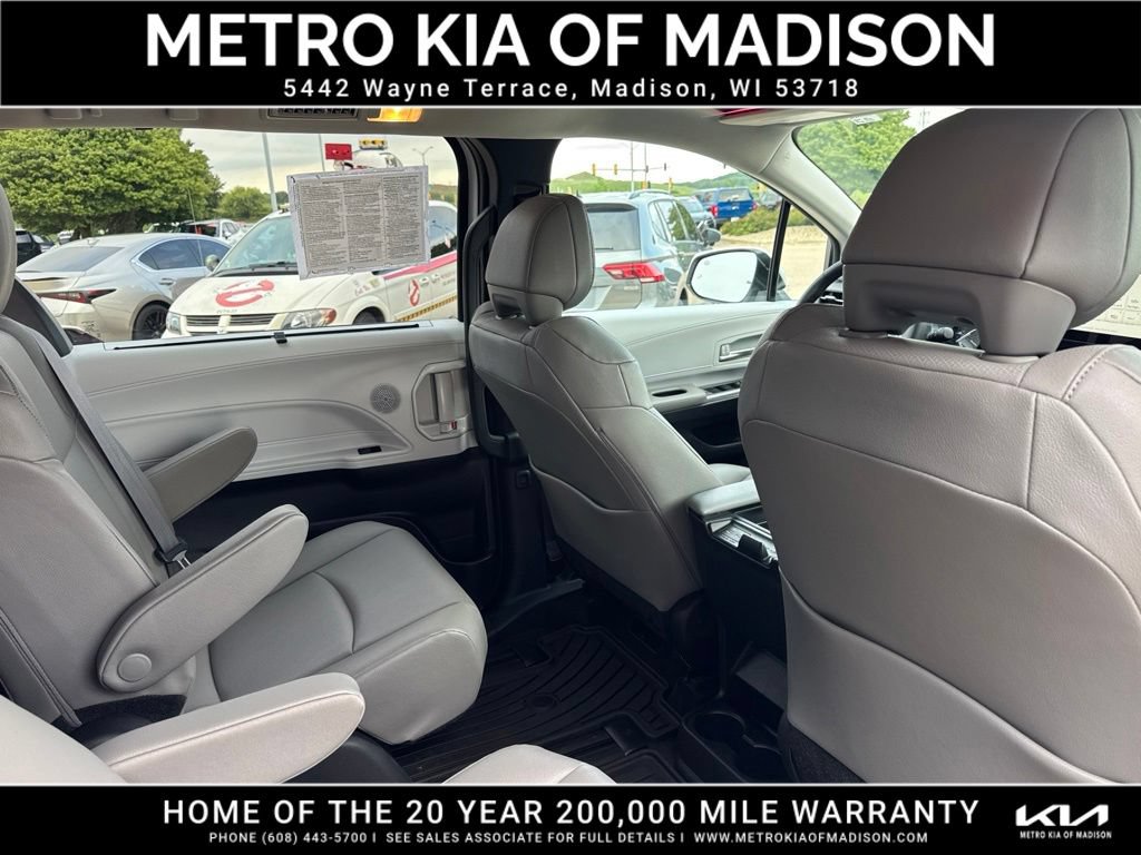 Used 2025 Toyota Sienna XLE AWD/4WD image 47