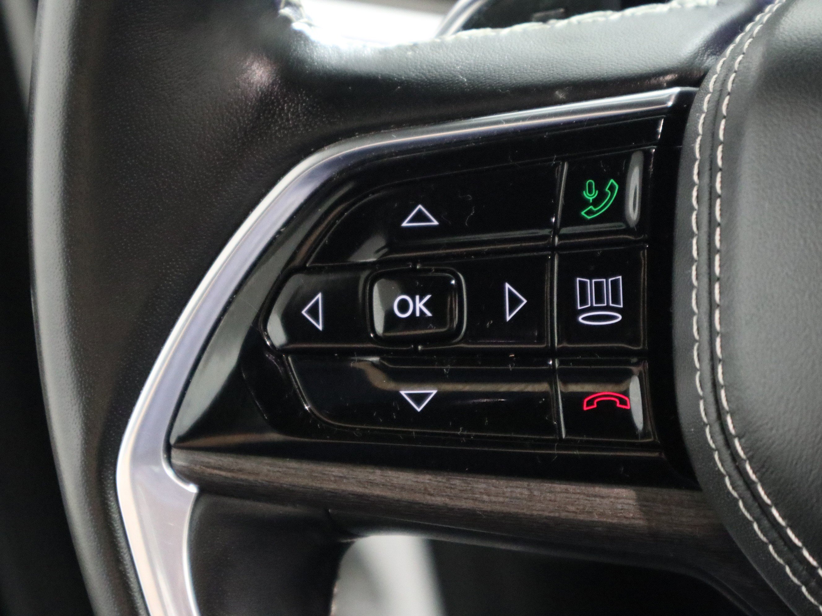 Used 2022 Jeep Grand Cherokee Overland w/ Luxury Tech Group IV image 27