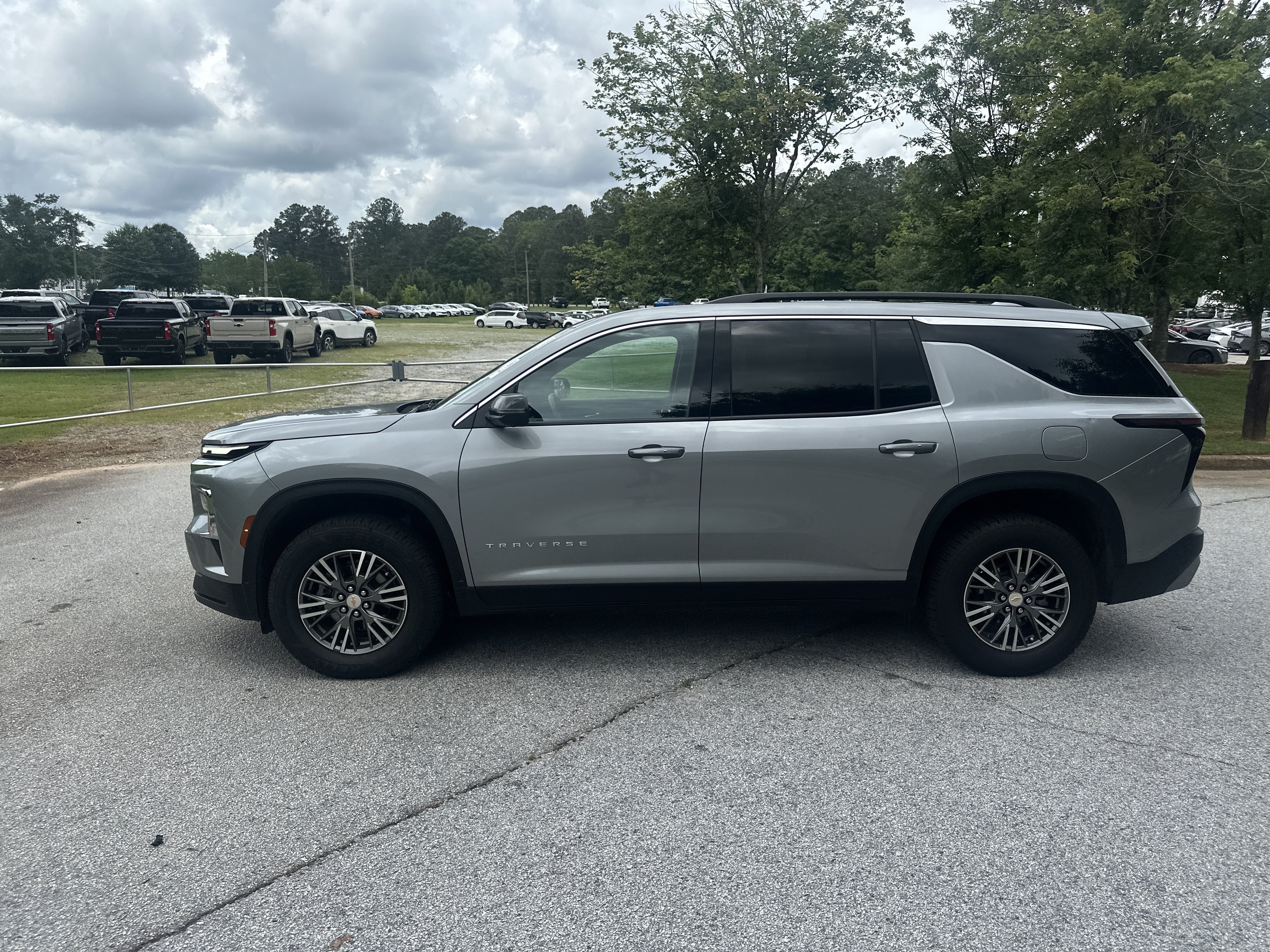 Used 2024 Chevrolet Traverse LT FWD image 8