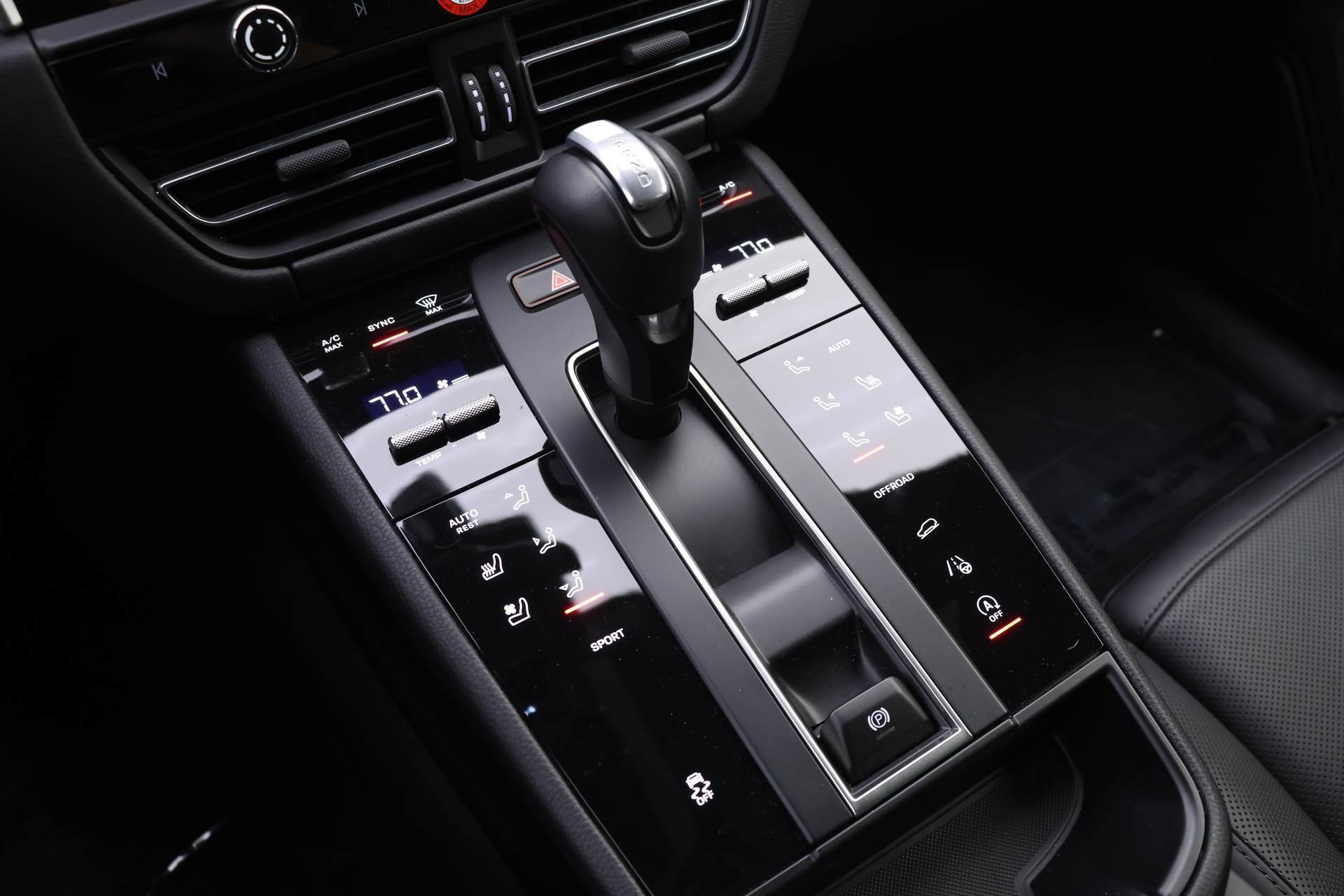 Certified 2024 Porsche Macan image 13