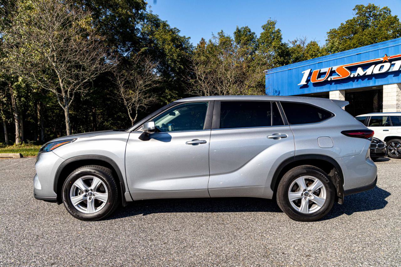 Used 2024 Toyota Highlander LE AWD/4WD image 3