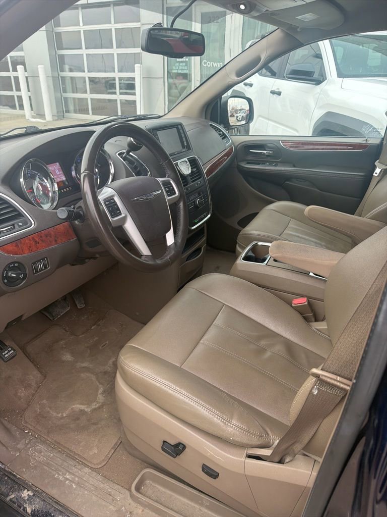 Used 2016 Chrysler Town & Country Touring image 11