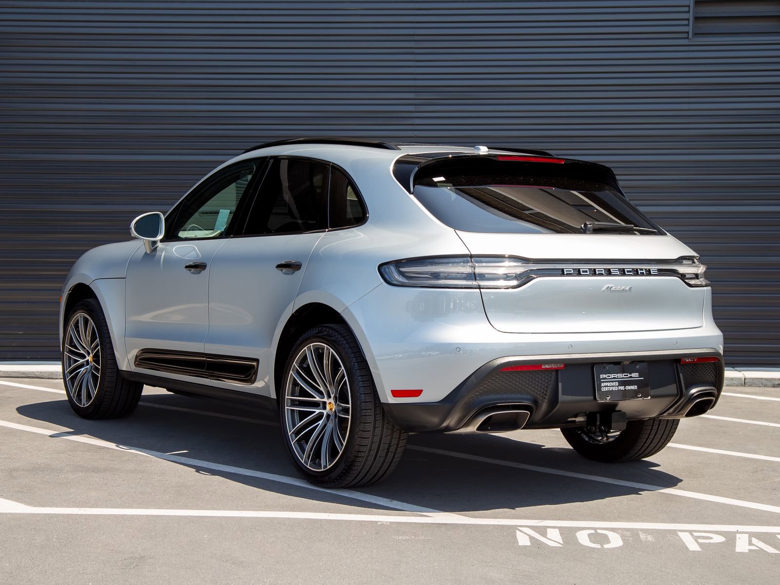 Certified 2025 Porsche Macan AWD/4WD image 3