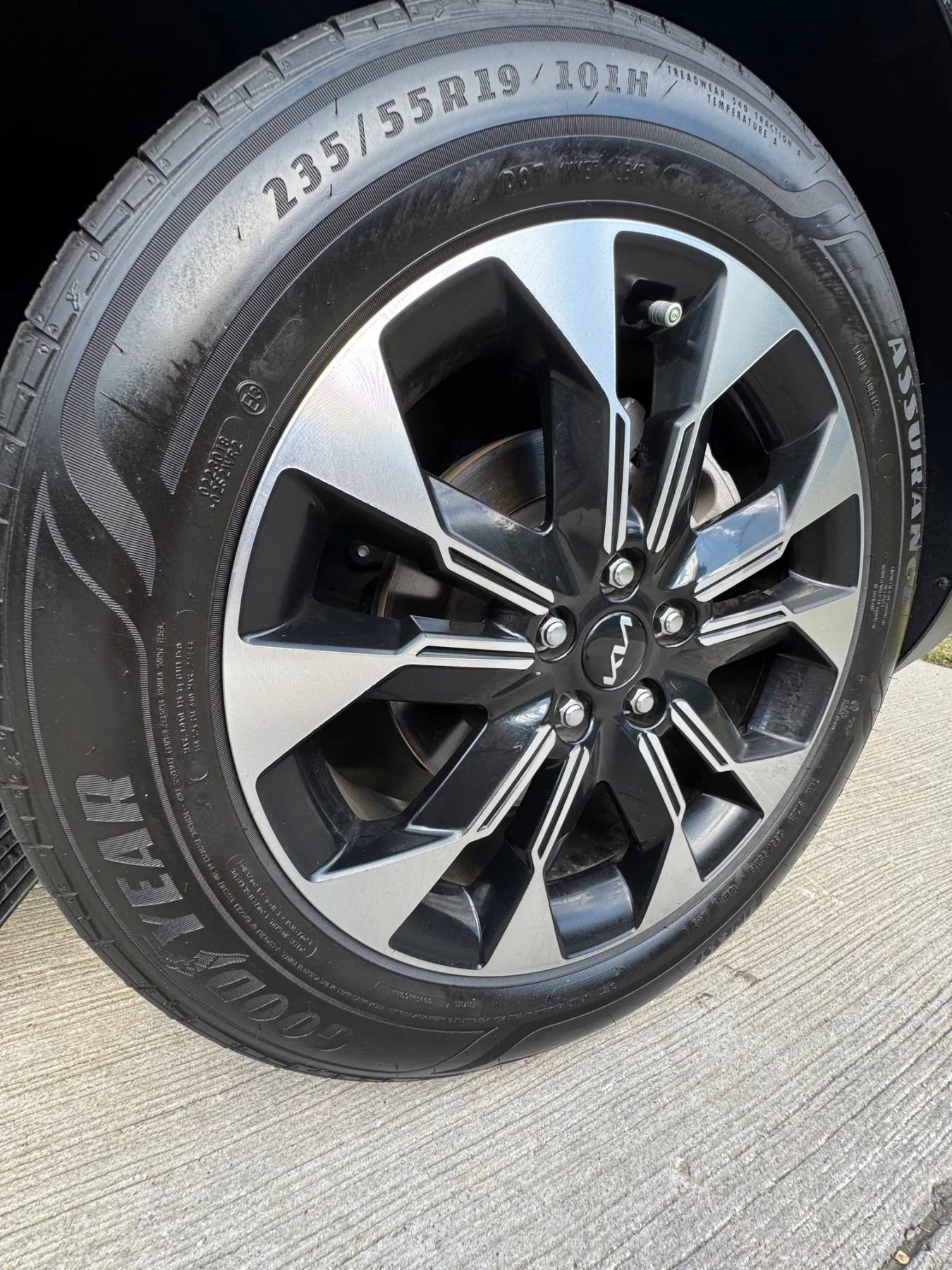 Used 2024 Kia Carnival EX image 7