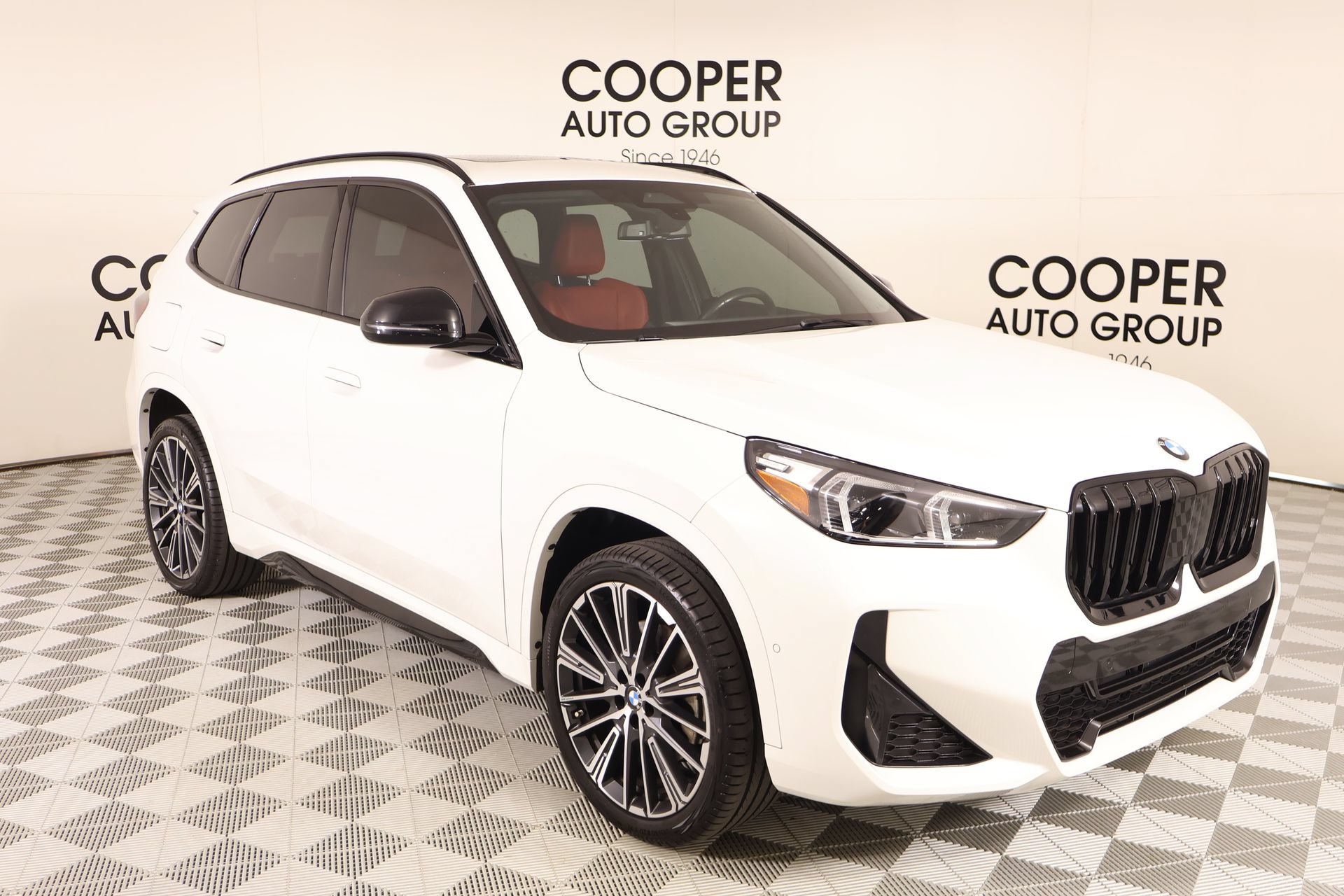 Used 2023 BMW X1 xDrive28i w/ M Sport Package AWD/4WD image 1