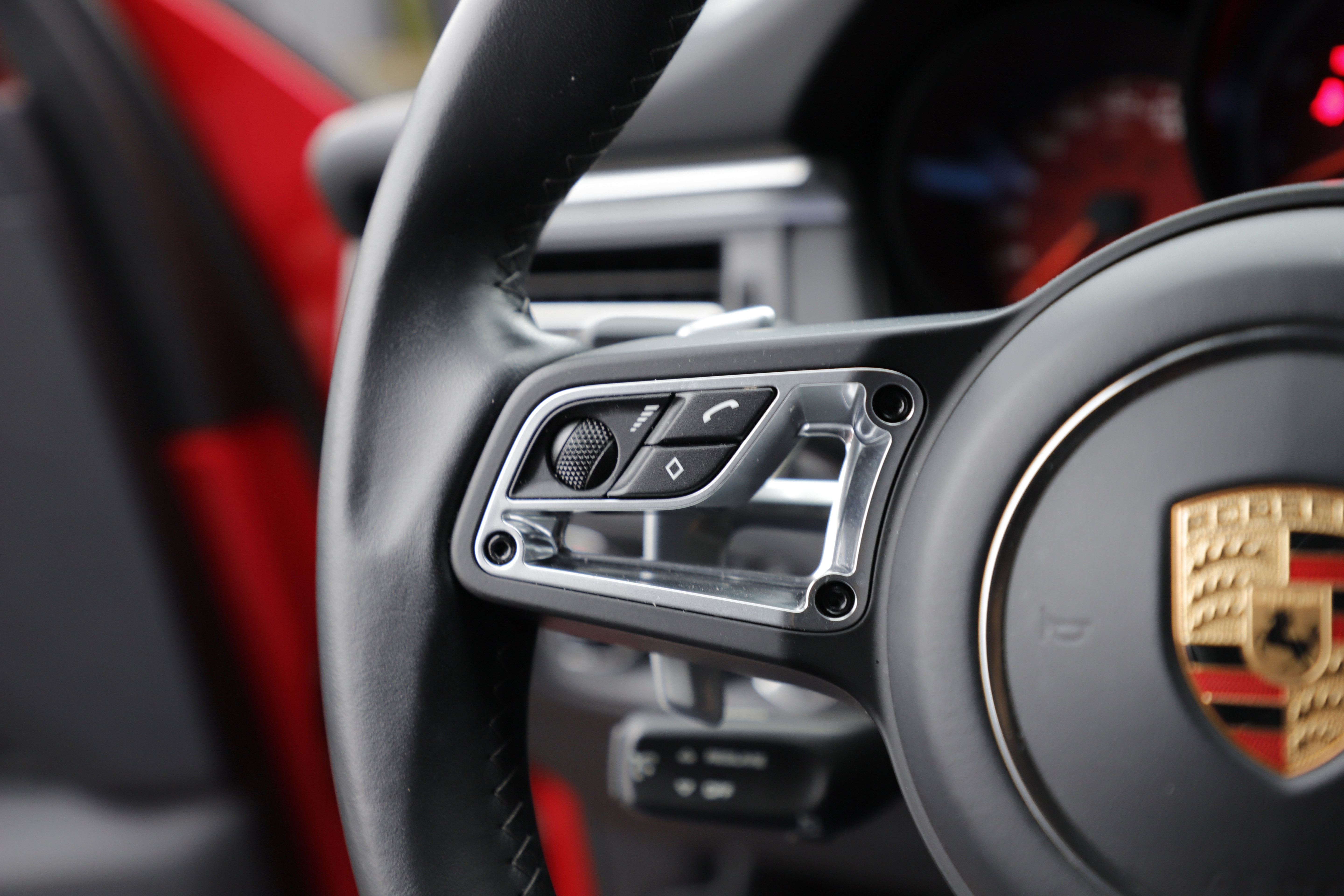 Used 2020 Porsche Macan Turbo image 23