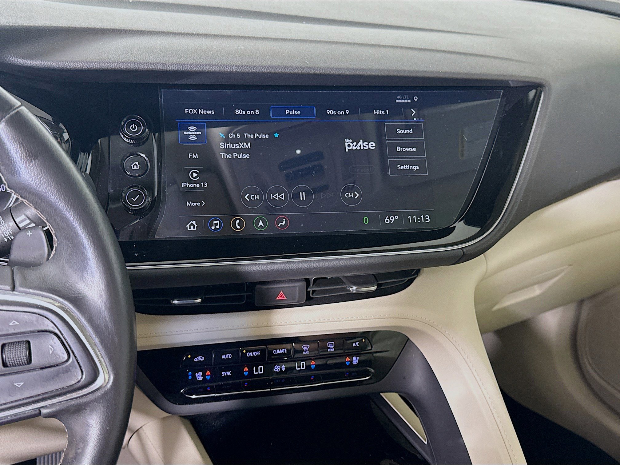 Used 2023 Buick Envision Avenir image 18