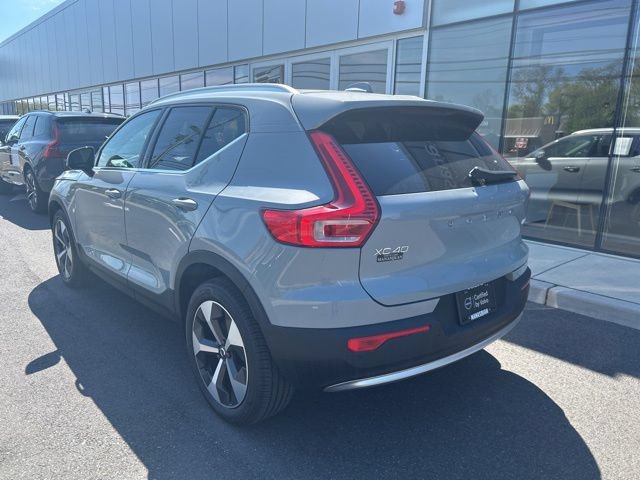Certified 2025 Volvo XC40 B5 Plus AWD/4WD image 3