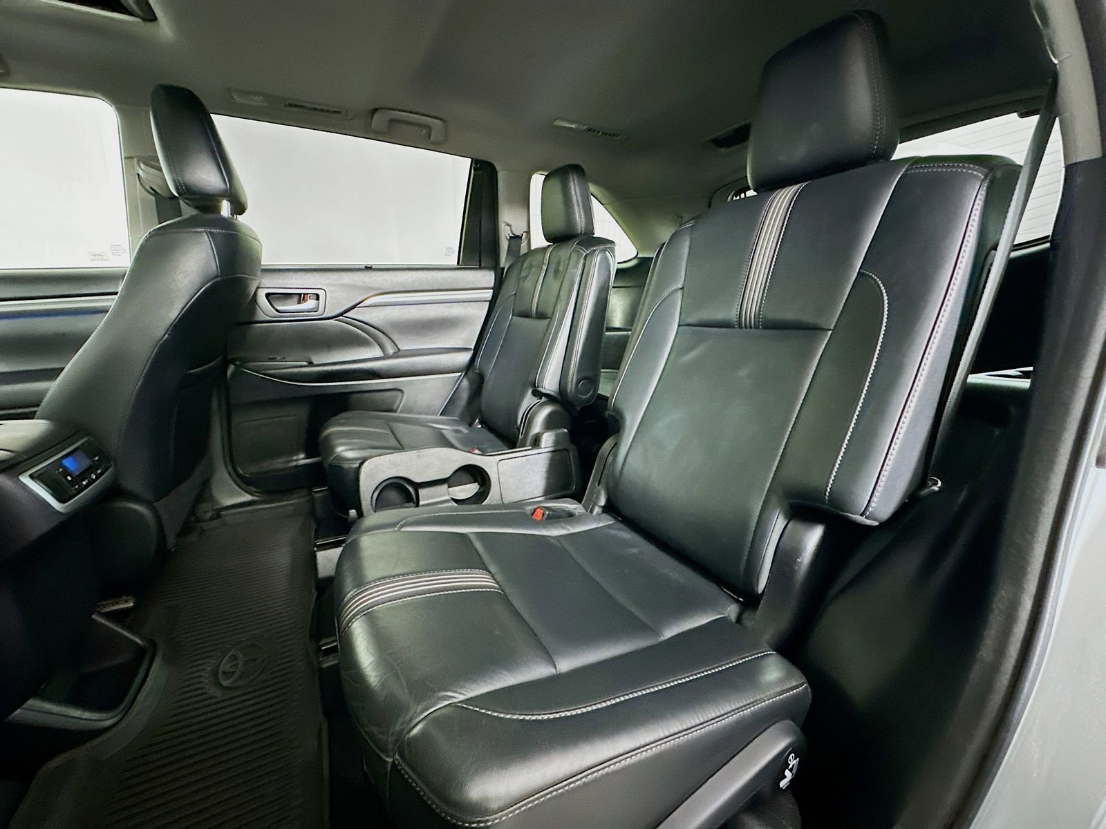 Used 2017 Toyota Highlander SE image 25