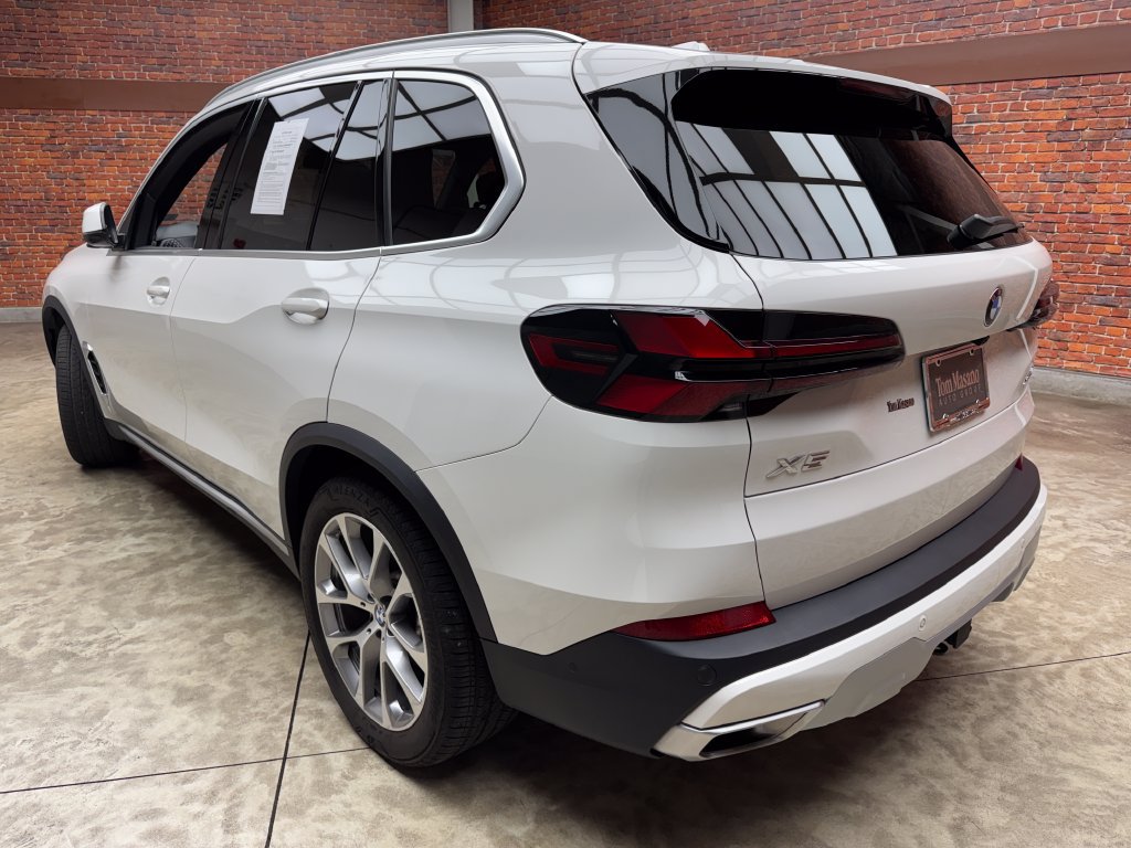Certified 2026 BMW X5 xDrive40i w/ Climate Comfort Package AWD/4WD image 2