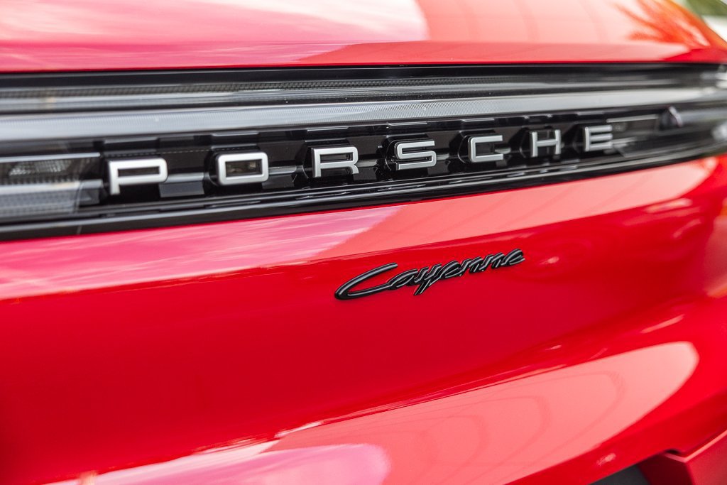 Certified 2025 Porsche Cayenne E-Hybrid AWD/4WD image 31
