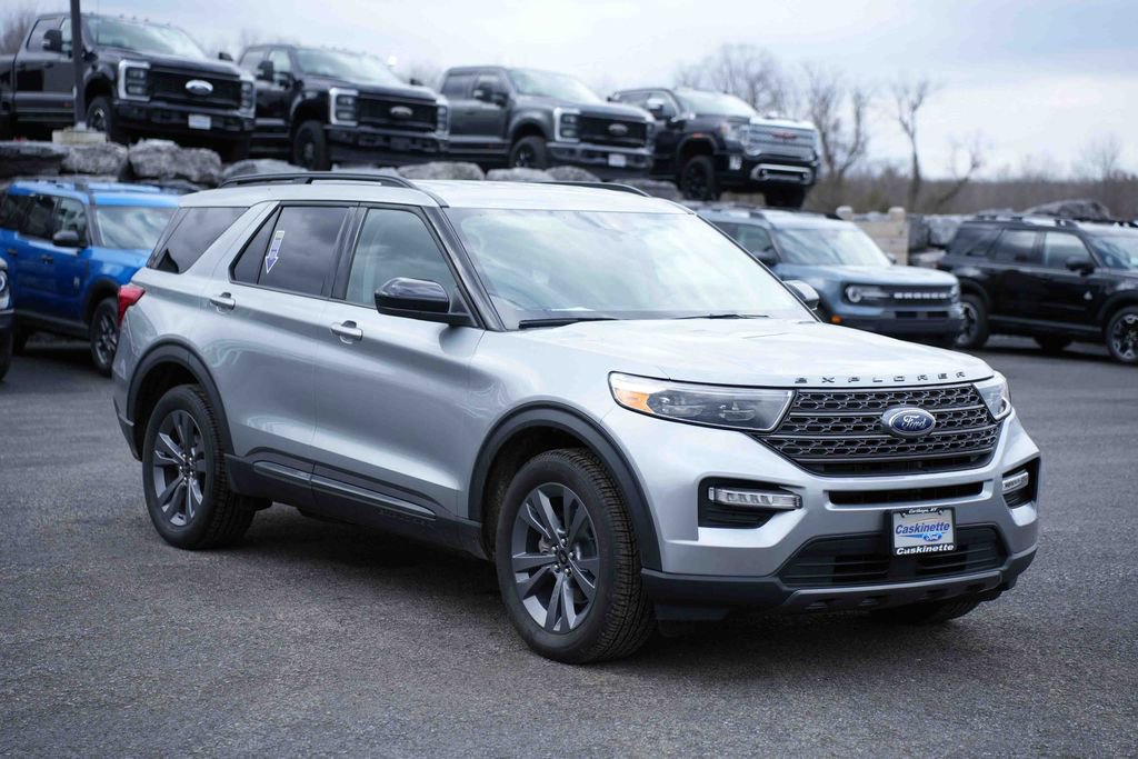Certified 2023 Ford Explorer XLT w/ Equipment Group 202A image 3