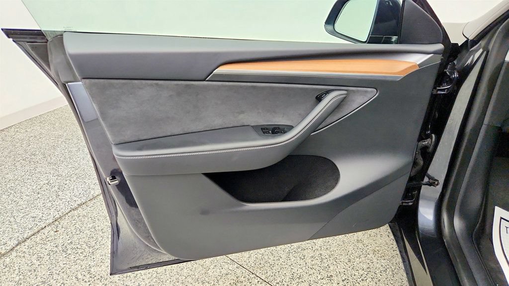 Used 2025 Tesla Model Y Long Range RWD image 11